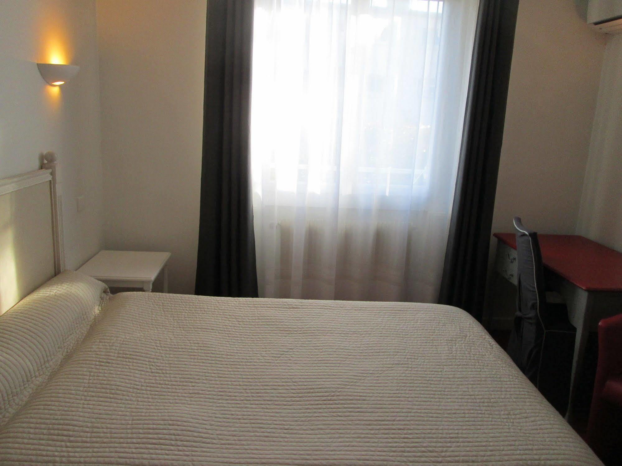 Hotel Victor Hugo ดีจอง ภายนอก รูปภาพ